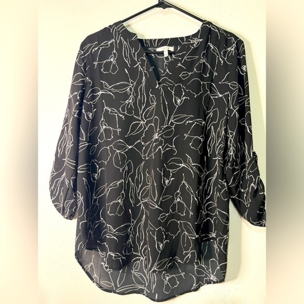 Maurices black & white floral v-neck top w/3/4th sleeves. Sz M. Preowned.